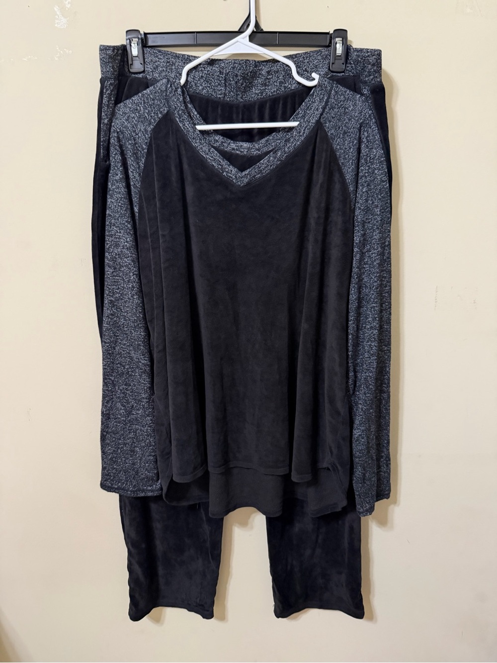 Climate Right by Cuddl Duds 2x Black & Charcoal V-Neck Cozy pajama set euc